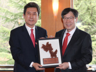 홍덕산업(주) 포항SKW공장 | 포스코, 이강덕 포항시장에 감사패 전달