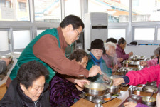 비엔씨급식지엔에스지점 | 하나은행 충청영업본부 지점장들, 송년회 대신 무료 급식 봉사활동