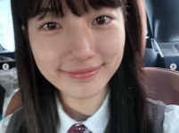 수지, 28살에도 교복 입으니 완벽한 여고생