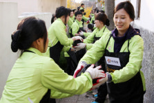 아워홈근로복지공단창원 | “국자 대신 연탄 들었어요”…아워홈 신입영양사 ‘사랑의 연탄’ 배달
