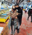 서시장얼음수산 | 조민아, ♥남편과 수산시장 데이트 "눈만 뜬 얼음상태로 허니베어랑"