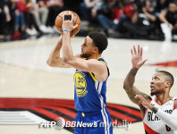 ‘커리·그린 트리플 더블’ GSW, 포틀랜드에 신승…5시즌 연속 파이널