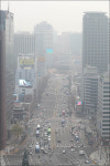 중국발 황사 영향에 초미세먼지 비상...'잿빛 도심'