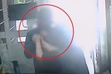 '먹고 사는데 방해된다' 식당 앞 노점상, 女주인 머리채 잡고 칼부림