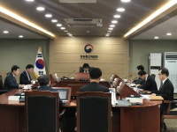 文 대통령 질문 때문에 경기방송 폐업?…조건부 재허가 방통위 ‘부글부글’