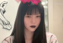 한소희, '블랙립' 소화하는 뱀파이어 미모... 긴생머리 풀뱅