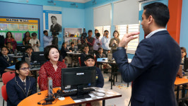 (주)델리아 코퍼레이션 | 김정숙 여사, 뉴델리서 스타트업 시연 현장 방문