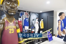 'NBA 버저비트 페스티벌 2017' 스테판 커리-르브론 제임스 아트토이 및 초대형 피규어, 국내 최초 전시