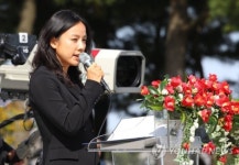 이효리, 검정색 정장 입고 제주 4.3 추념식 참석