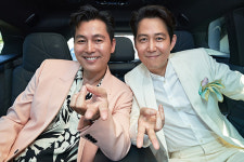 MZ세대 브이까지…'헌트' 이정재·정우성, 칸 비하인드 공개