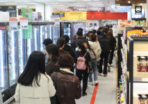 오프리미츠홈플러스전주점 | 킹크랩부터 한우까지...오프런 일으킨 대형마트 ‘반값 경쟁’