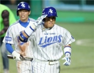 '투런 홈런' 이승엽, 한국시리즈 1차전 MVP