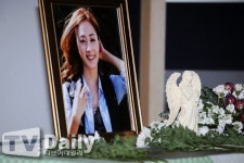 故 죠앤 추모식…친오빠 이승현이 직접 만든 천사모양 유골함