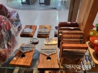 "코로나 이후 매출 90% 급감… 미니 악기·출장수리로 버텨요"