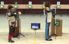 색색 태권도복에 팝송 흐르는 사격장