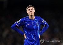 '축구 꼰대' 네빌이 또 나섰다…"경기 졌는데 적장과 히히덕 거리며 얘길 해?"