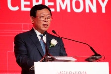 신동빈 롯데 회장, 주전공 '화학' 키운다...M&A로 사업 다각화 시도