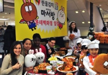 (주)한울에프앤에스롯데율하점 | 한울 김치, 롯데백화점 입점 기념 외국인 시식행사 개최
