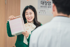 서울노&기내과 | ‘내과 박원장’ 라미란, 이서진 기 살리기 대작전 돌입 ‘내조의 여왕’