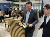 욱성화학 구내식당 | 신동빈 롯데 회장, 새해 첫 출근… 구내식당서 직원들과 소통