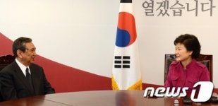 고노 전 일본 관방장관 접견하는 박근혜 당선인