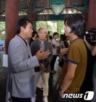 금장종로떡접 | 대화 나누는 안민석 의원과 주진우 기자