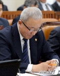 '관재' 질타에 고개숙인 현오석 부총리