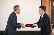 삼성웰스토리동아일렉콤점주 | 이건수 동아일렉콤 회장, 모교 10억 기부