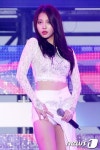 유라 '손끝으로 시선이...'