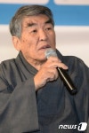 출판기념회 인사말하는 김지하