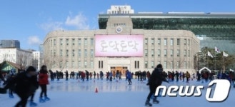 서울광장 야외스케이트장 '인산인해'