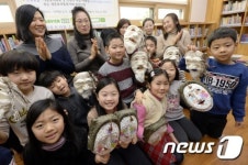 '직접 만든 닥종이 양반 탈 멋지죠'
