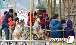 가족과 타는 회전목마 "재밌어요"