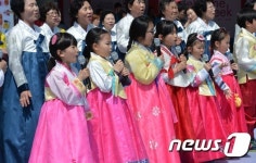 한복 곱게 차려입고 '어화둥실'