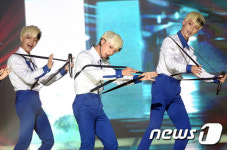 비트윈, '소녀 팬들 난리나게 만드는 멜빵춤'