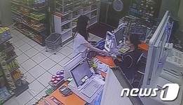 씨유(CU)서울여대후문점 | "돈 줘! 더 줘!"…돈 떨어지자 편의점 턴 여대생