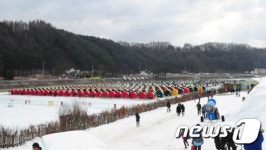 '짜릿한 송어의 손맛'…평창송어축제 낚시터 개장