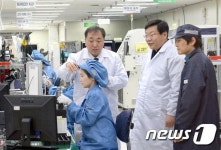 (유)주형건설 | 제품설명 듣는 주형환 산업통상자원부 장관
