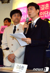 기자회견 하는 김승환 레인보우 팩토리 대표