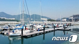 '해양관광의 꽃' 여수 웅천 요트마리나 개장…150척 계류 가능