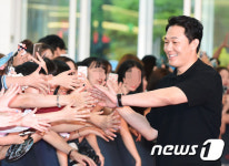박성웅, '팬들과 하이파이브 하며 입장~'