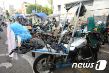 명절을 앞두고 한산한 퀵서비스 오토바이