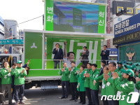 이해성헤어숍미용실 | 이해성 "文 국민분열 일으켜 지도자 자격 없다"