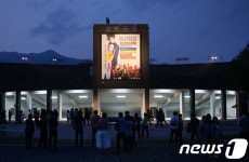 밀양연극촌, '성벽극장' 재개관…'길 떠나는 가족' 공연