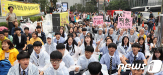 '이 땅에 평화를, 할머니들께 명예와 인권을!'