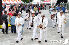 216홍삼나라 | '진안홍삼축제 분위기 띄우는 홍삼나라 퍼레이드'
