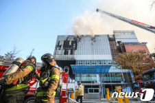 서울교대 신축 공사장 화재 진압하는 소방대원들