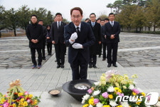 마임김해진영지사 | 권민호 전 거제시장 노무현 대통령 묘역 참배