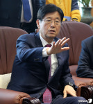 강길부 "당에 남겠다"…경선 갈등 정면돌파 선택