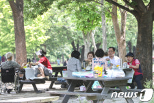 심청체육공원 비상급수시설 | 무더위 피해 도심 공원 찾은 시민들